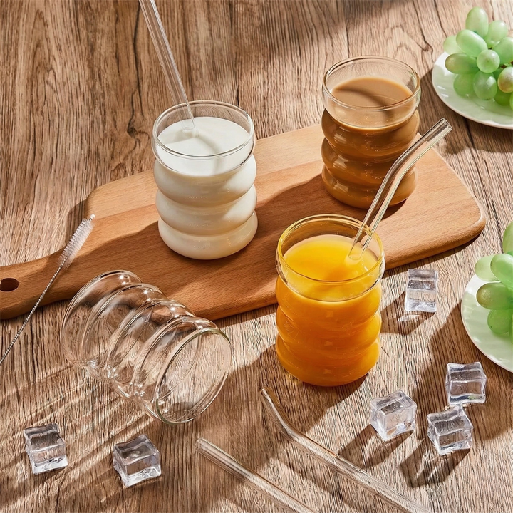 Transparenta räfflade dricksglas, 4-pack, med återanvändbara sugrör. Ideal för juice, vatten eller cocktails.