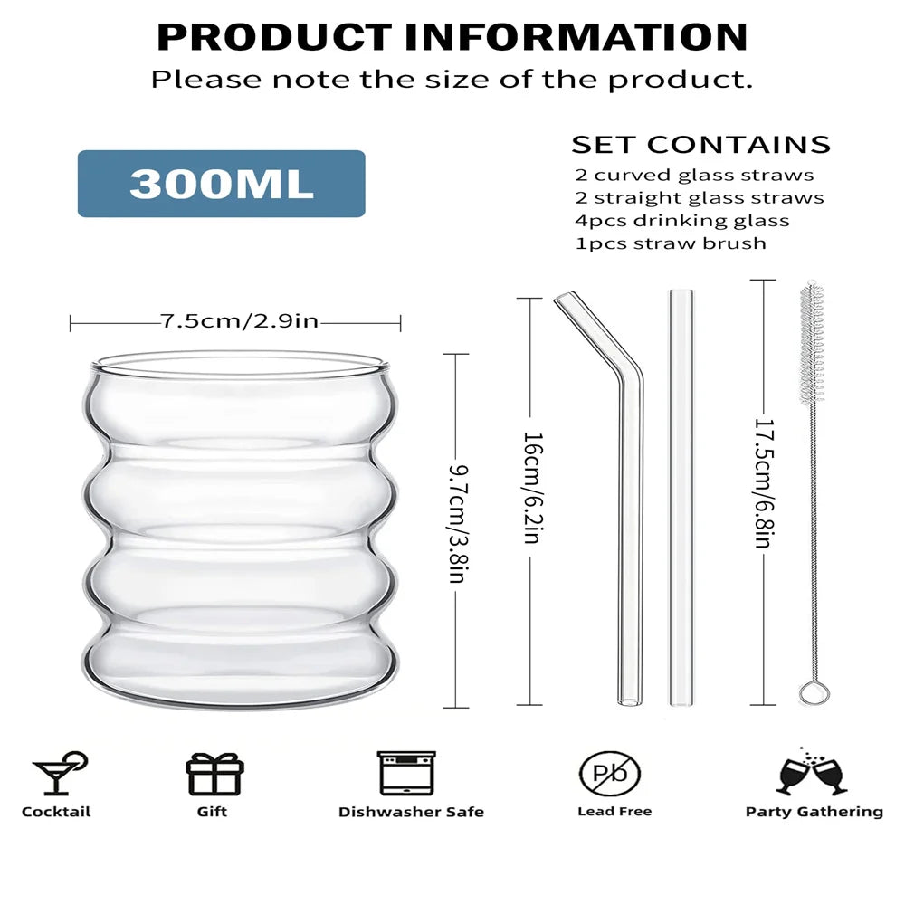 Modern uppsättning om 4 räfflade dricksglas med sugrör. Transparenta och perfekta för alla drycker i hemmet.