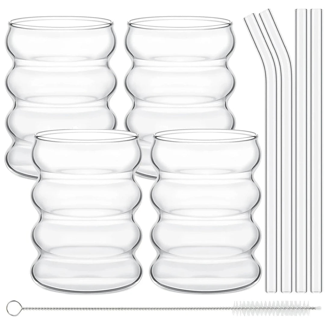 Vackert 4-delat set cocktailglas/juicemuggar med räfflad design och sugrör. Förhöj din servis och bjudningar.