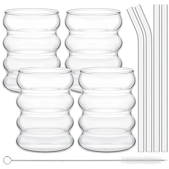 Vackert 4-delat set cocktailglas/juicemuggar med räfflad design och sugrör. Förhöj din servis och bjudningar.