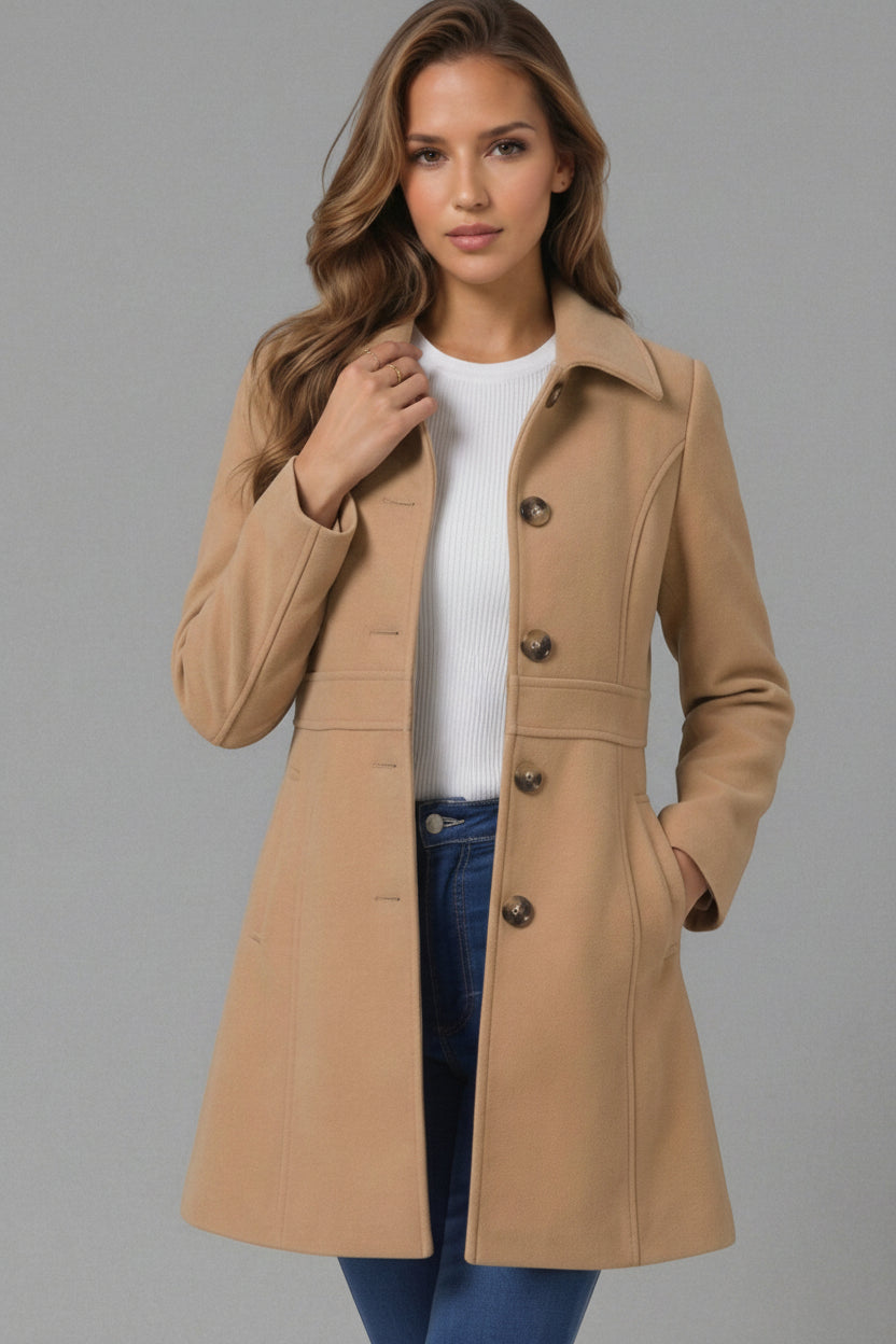 Knappkappa: Midjesydd A-linje damkappa, elegant och bekväm för en sofistikerad look.