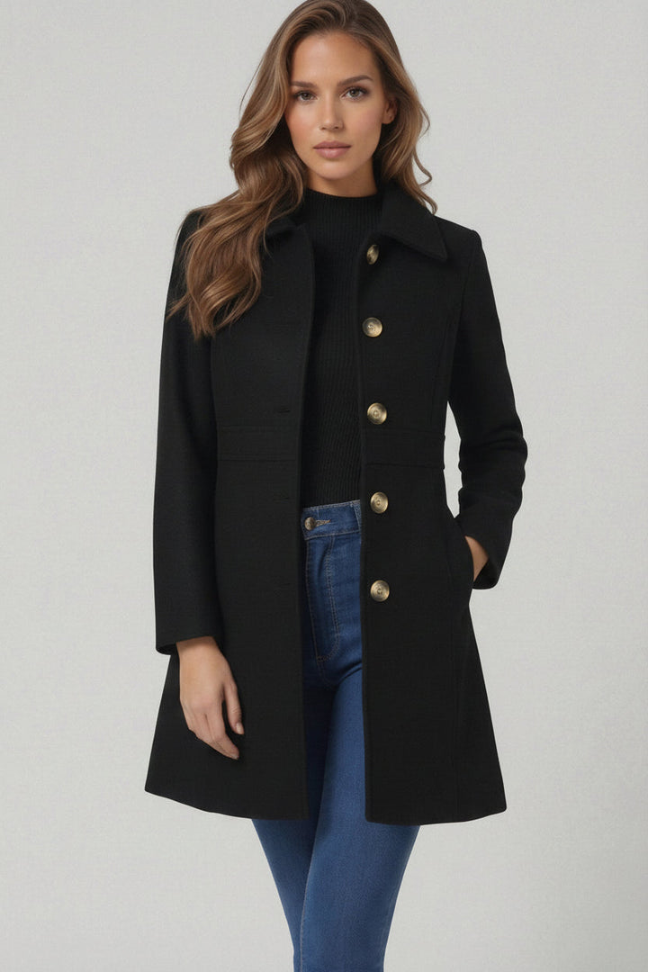 Damkappa Caitlin: A-linje design med vackra detaljer. Tidlöst och elegant ytterplagg.