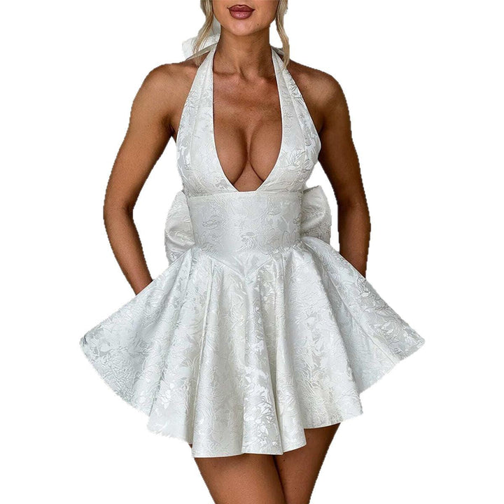 Bekväm dam A-linjeklänning med smickrande djup urringning och eleganta slejfdetaljer. Mångsidig för fest & sommar.