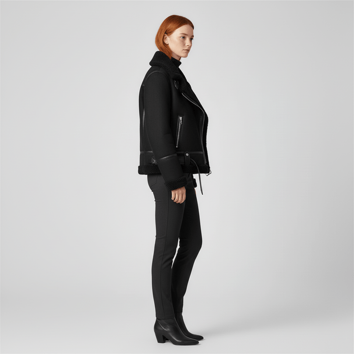 Figurnära svart Amy vinterjacka, klassisk shearling-look. Varmt och stilrent ytterplagg perfekt för kallare dagar.