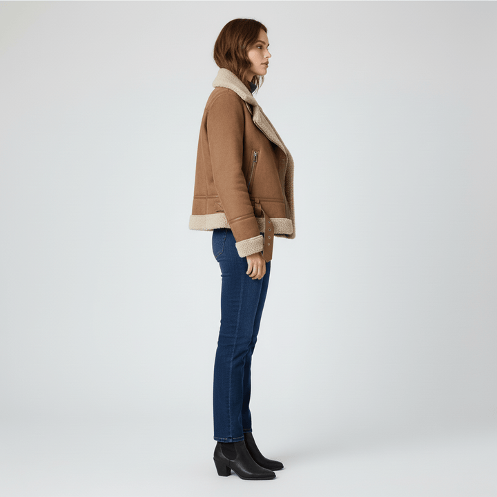 Stilren Amy damjacka i svart, figurnära och varm. Shearling-inspirerad kort jacka, perfekt för elegant vintermode.