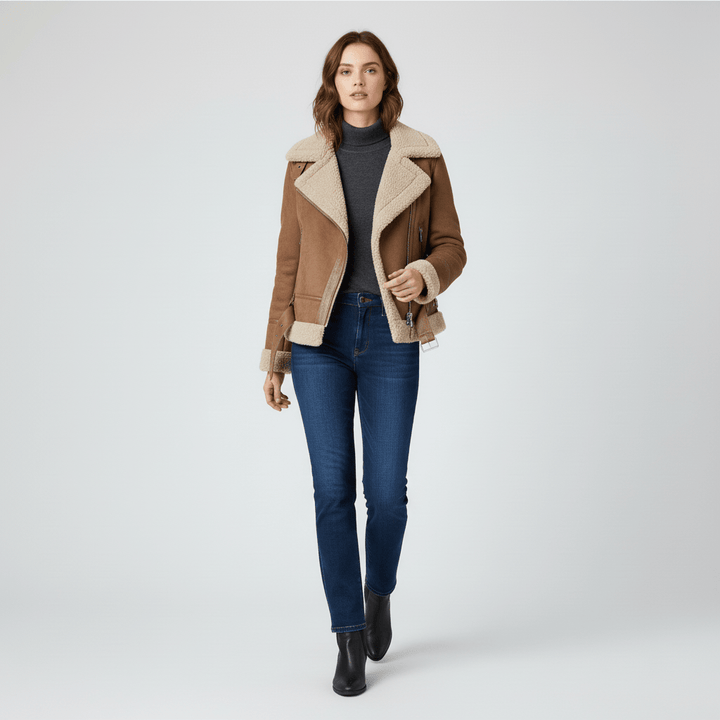 Brun Amy damjacka, elegant och figurnära. Varm shearling-inspirerad ytterplagg för en chic look under kallare dagar.