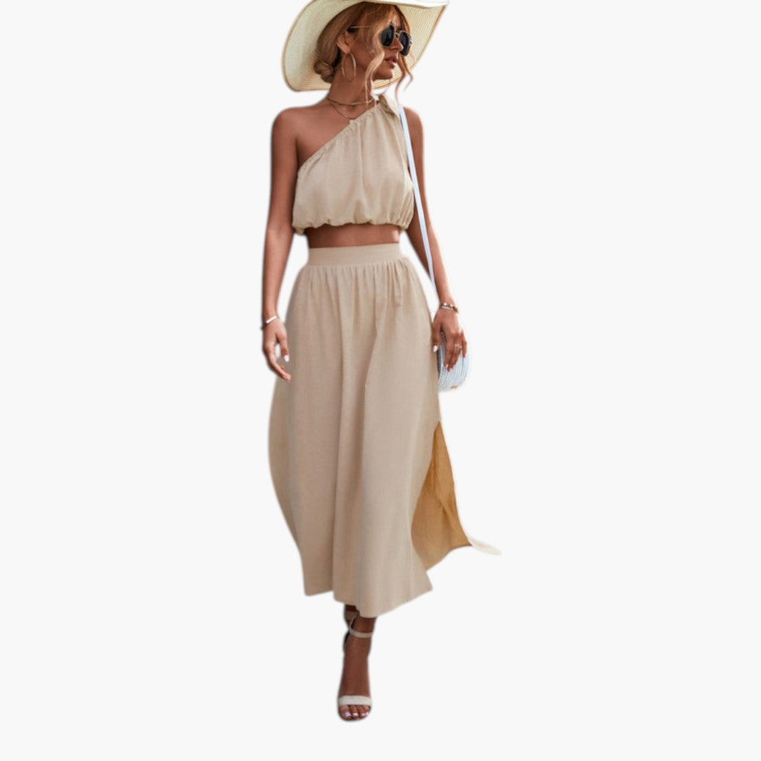 Elegant aprikos tvådelat set för kvinnor med enaxlad topp och matchande midi kjol. Perfekt för sommarfest.