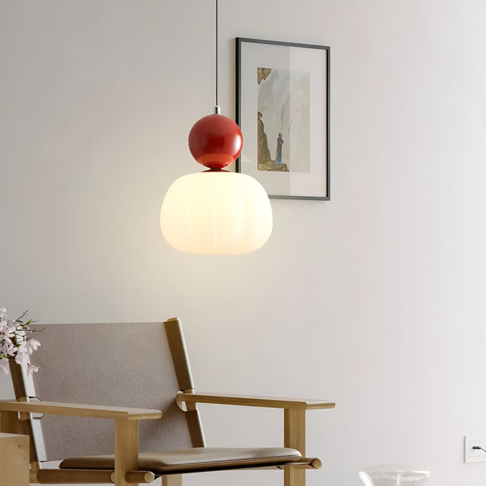Glödande Art Deco hänglampa. Sprider ett varmt och inbjudande sken i vardagsrummet med LED.