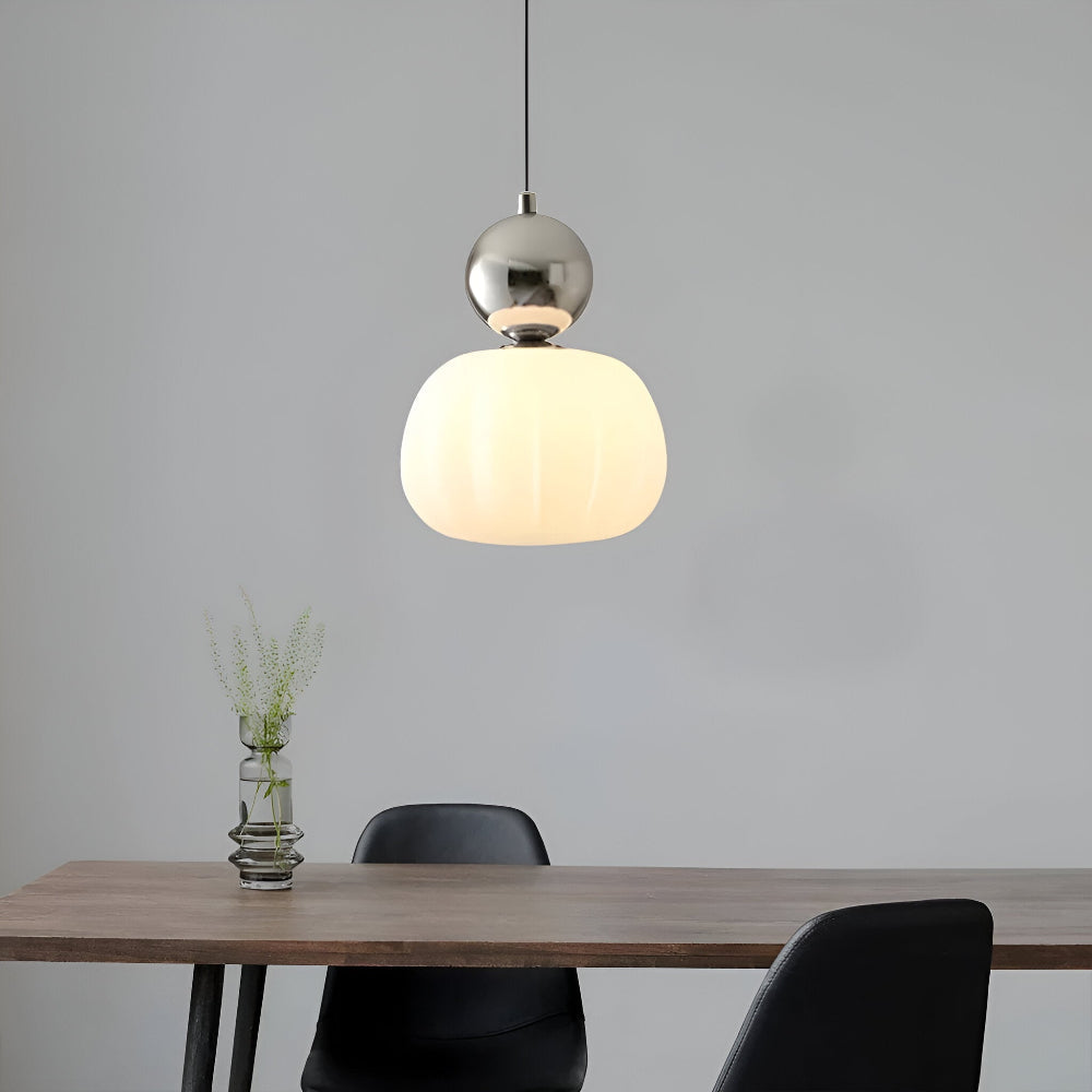 Elegant Art Deco pendellampa, släckt. Stilfull designlampa som inredningsdetalj även utan belysning.