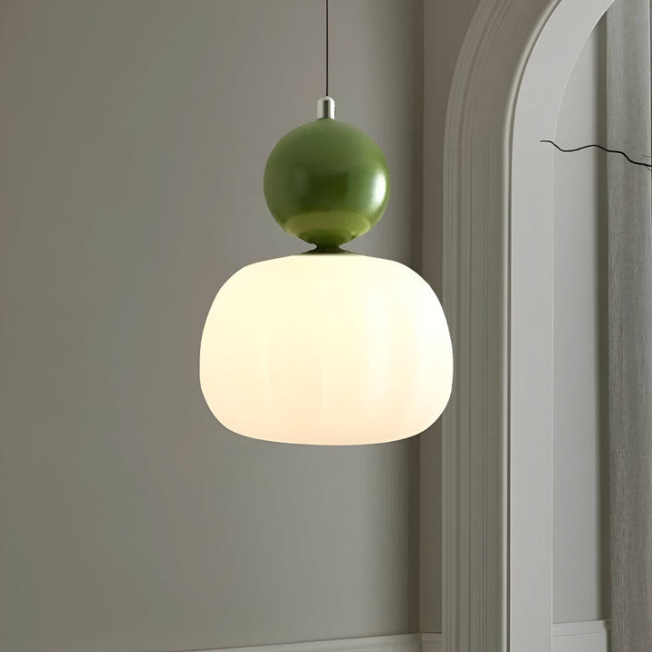 Unik vinkel på Art Deco hänglampa. En modern klassiker som förhöjer hemmets inredning med stil.