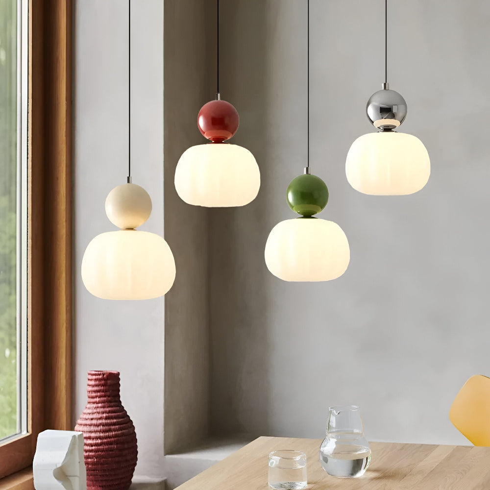 Beige Art Deco pendellampa, en stilfull hänglampa som lyfter vardagsrummet med varm LED-belysning.