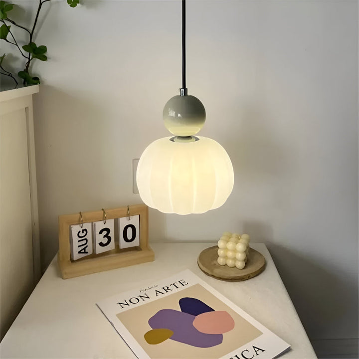 Stilren Art Deco pendellampa. Klassisk retrodesign för en unik touch i ditt hem. Perfekt inredningsdetalj.