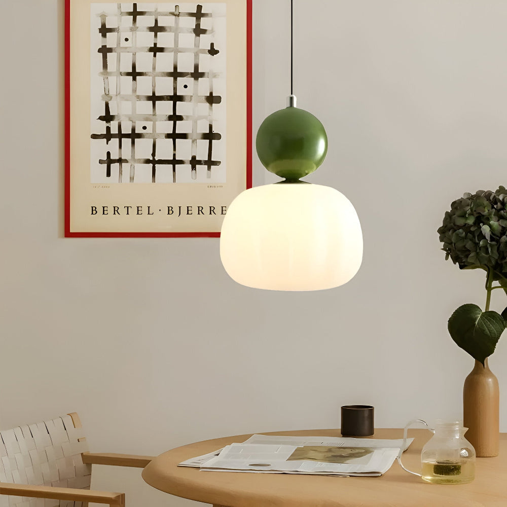 Detaljbild av Art Deco pendellampa. Visar material och eleganta linjer i en klassisk design.