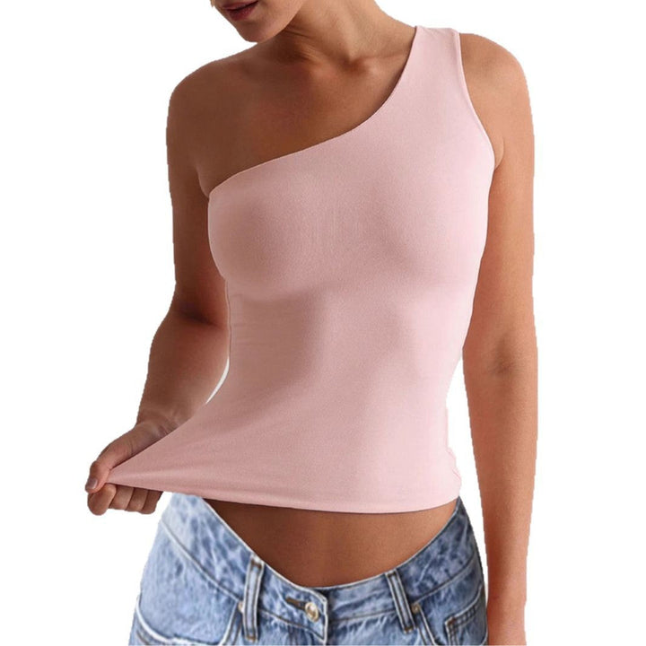 Snygg asymmetrisk damtopp, utmärkt som festtopp med elegant snitt. Trendigt linne för sommarkvällar.