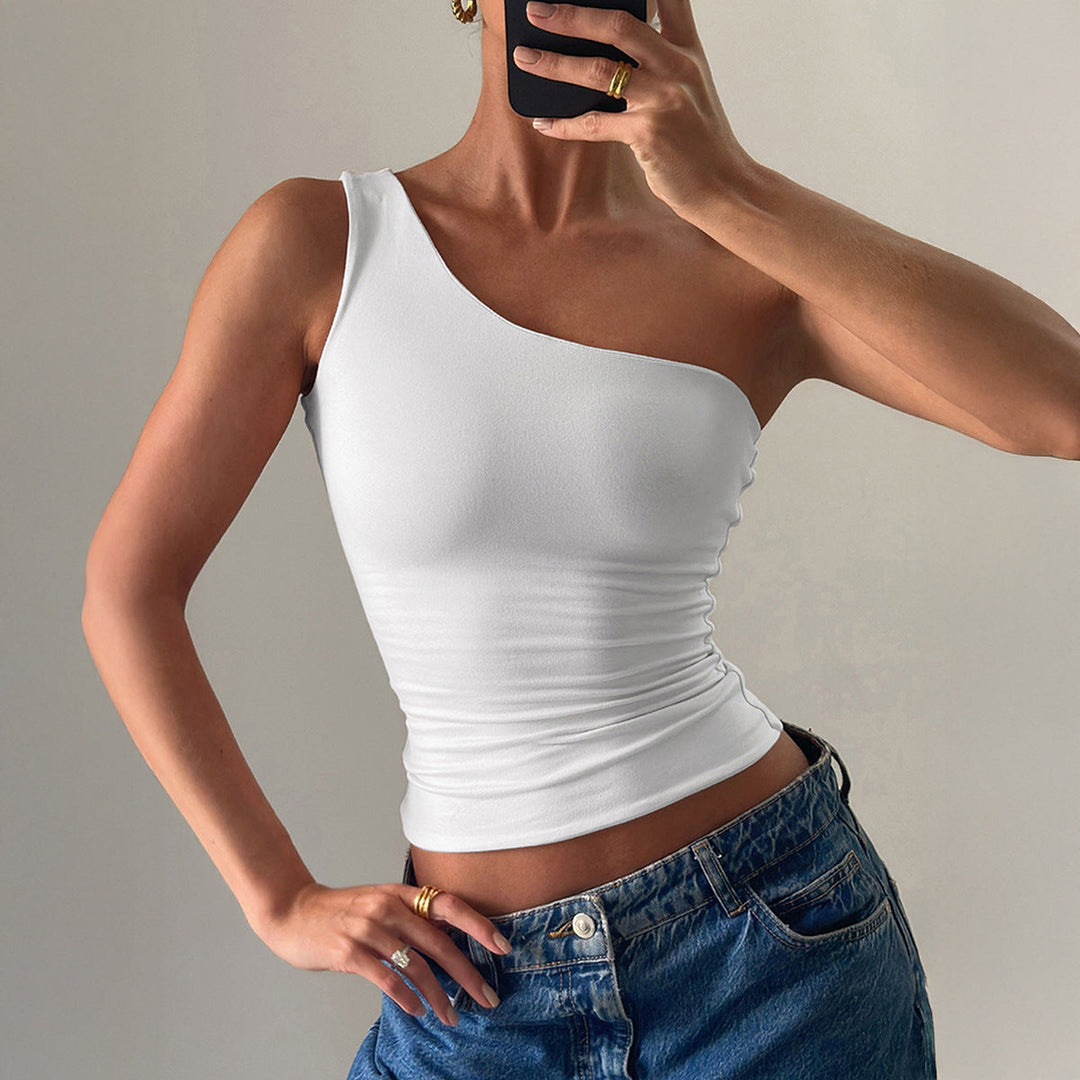Mångsidigt asymmetriskt damlinne i vit färg. En trendig topp som passar både fest och casual sommarlooks.