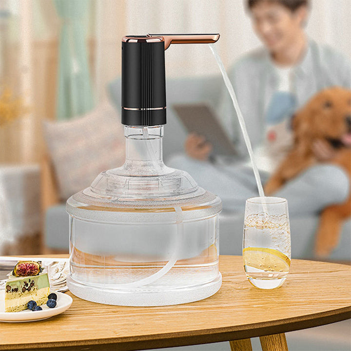 "Elegant automatisk vattendispenserpump i mörkgrön, svart, eller vit, kompakt design, enkel användning i modernt kök."