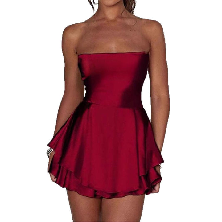 Chic damklänning i bandeau-stil med volangdetaljer i mjuk satin. Idealisk som festklänning eller cocktailklänning.