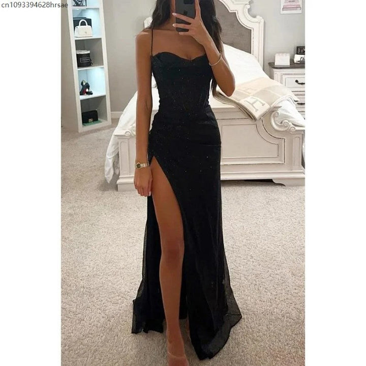 Elegant axelbandslös bodycon maxiklänning för fest och bröllop, med en smickrande slits.