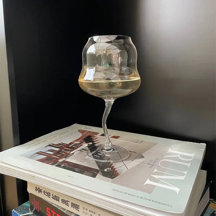 Elegant böjt vinglas för vin och cocktails. Perfekt för festliga tillfällen och som presenttips.