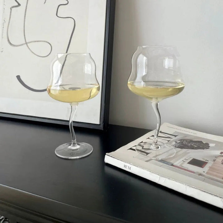 Stilfullt retro cocktailglas med böjd design. Idealisk för martinis och andra drinkar. Förhöjer baren.