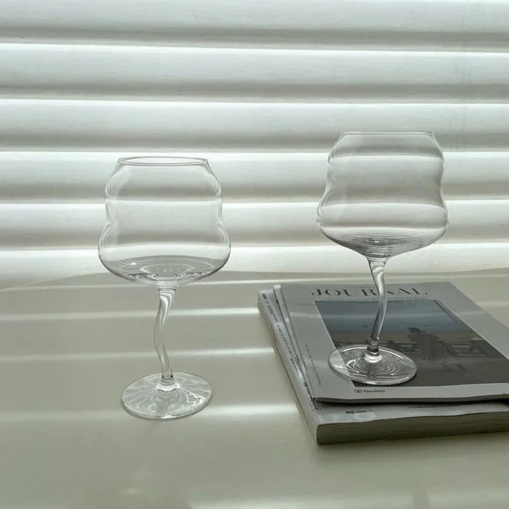 Mångsidigt dryckesglas med unik böjd stjälk. Passar utmärkt som vinglas, cocktailglas eller festglas.