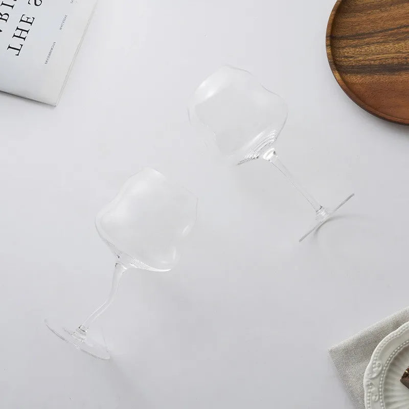 Lyxigt böjt glas för vin och drinkar. Skapar en elegant atmosfär vid middagar och fester i hemmet.