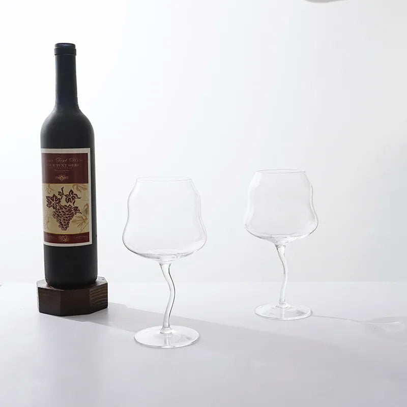 Presenttips: Exklusivt böjt vinglas för vinälskare och cocktailentusiaster. Ett snyggt tillskott till köket.