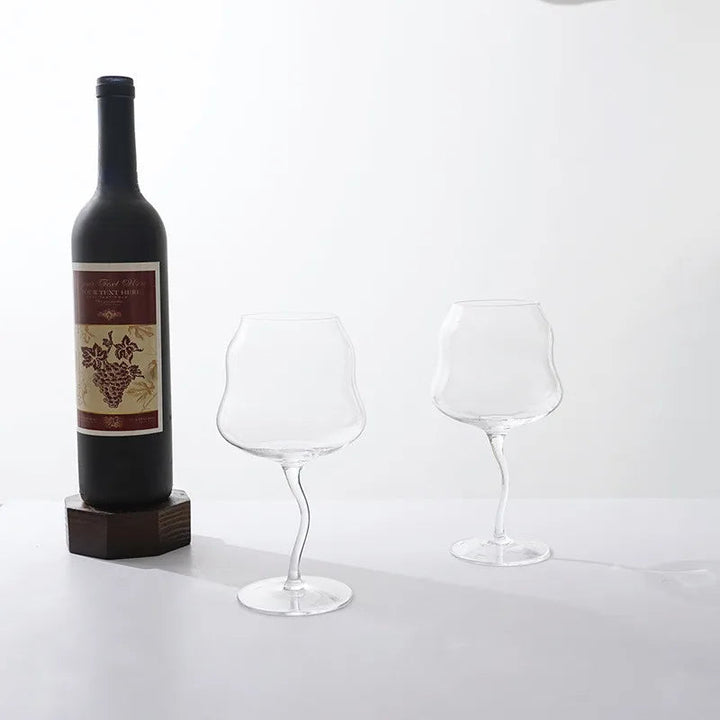 Presenttips: Exklusivt böjt vinglas för vinälskare och cocktailentusiaster. Ett snyggt tillskott till köket.