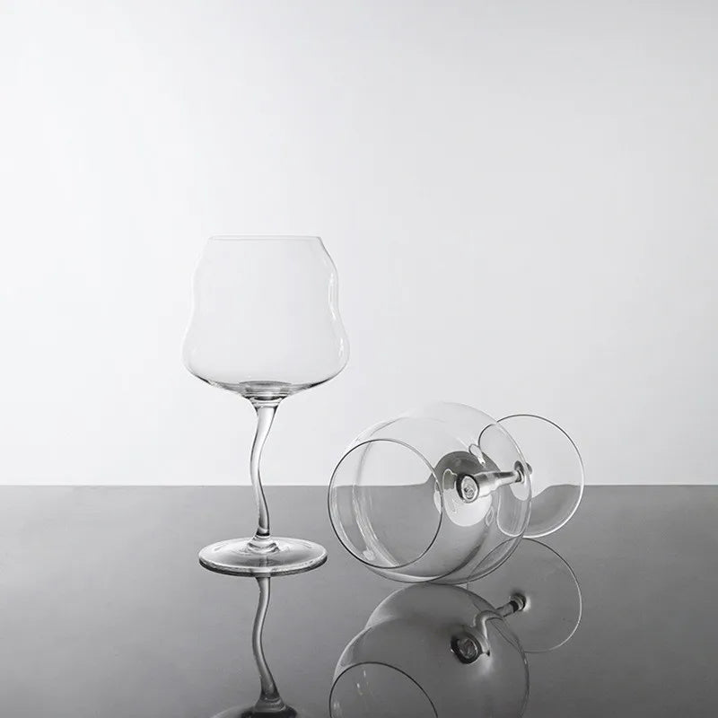 Designat böjt glas för cocktails och vin. Ger en sofistikerad touch till varje dukning och dryckesstund.