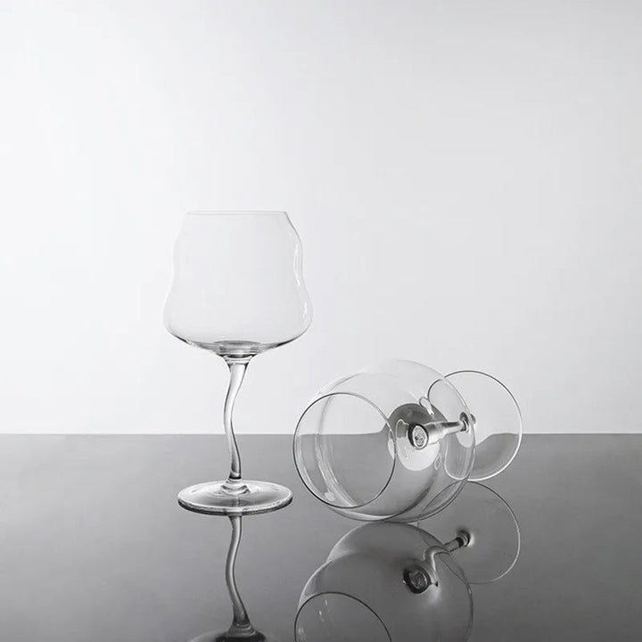 Designat böjt glas för cocktails och vin. Ger en sofistikerad touch till varje dukning och dryckesstund.