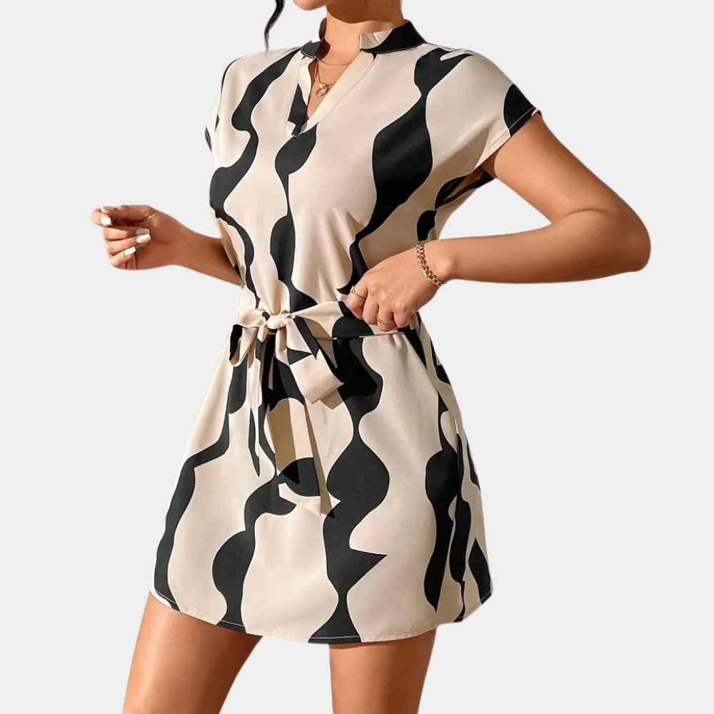Modern beige vardagsklänning för kvinnor med elegant bälte. En bekväm och trendig sommaroutfit.