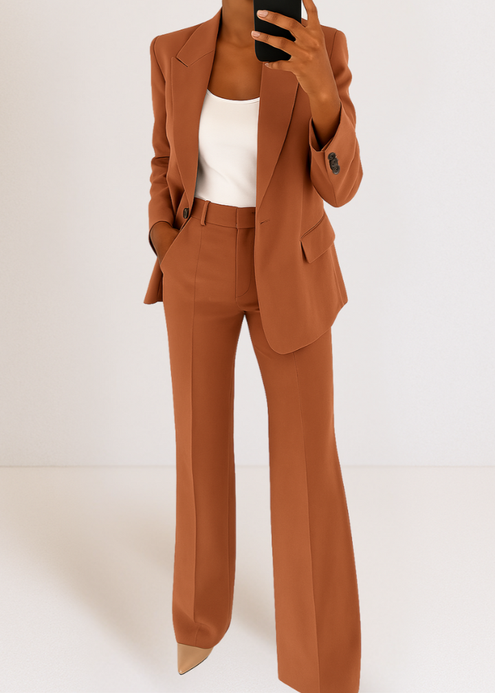 Avslappnat beige Tvådelat Set Sofie. Ett bekvämt damset, perfekt som lounge set för modern kvinna.