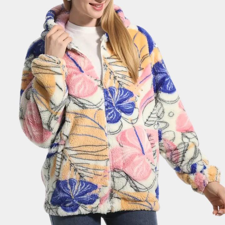 Trendig damvinterjacka Elira med elegant blommönster, varmt fleecefoder och bekväm huva. Ett stilrent ytterplagg.