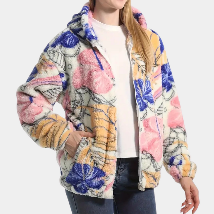 Mysig blommönstrad damjacka med varm fleece och huva, idealisk som ytterplagg för höst- och vinterbruk.