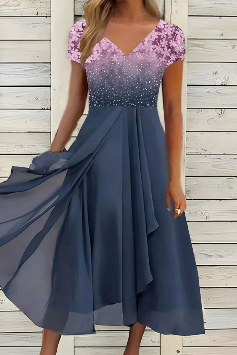 Maxiklänning i Grace-modell, blommig mönster, v-ringning, korta ärmar, perfekt för eleganta fester.