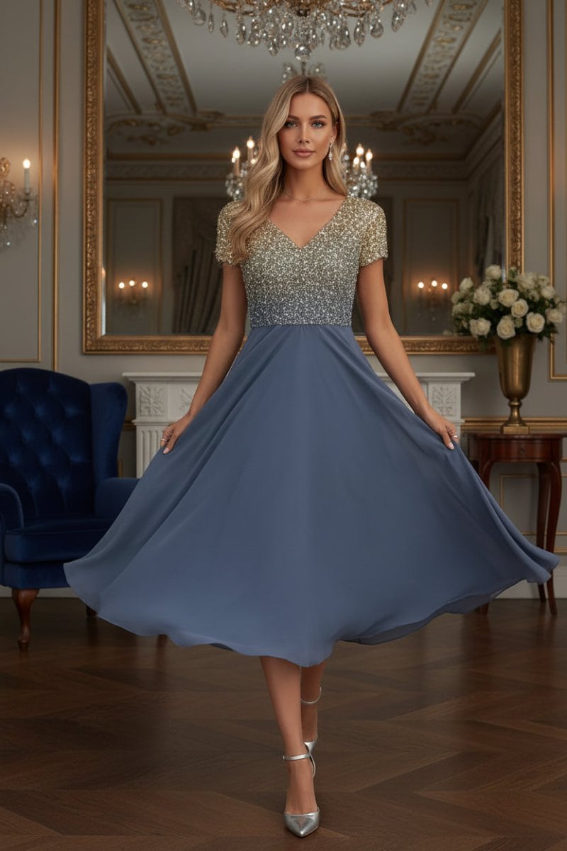 Snygg blommig maxiklänning med v-ringning & korta ärmar. Elegant damklänning, idealisk för fest & kväll.