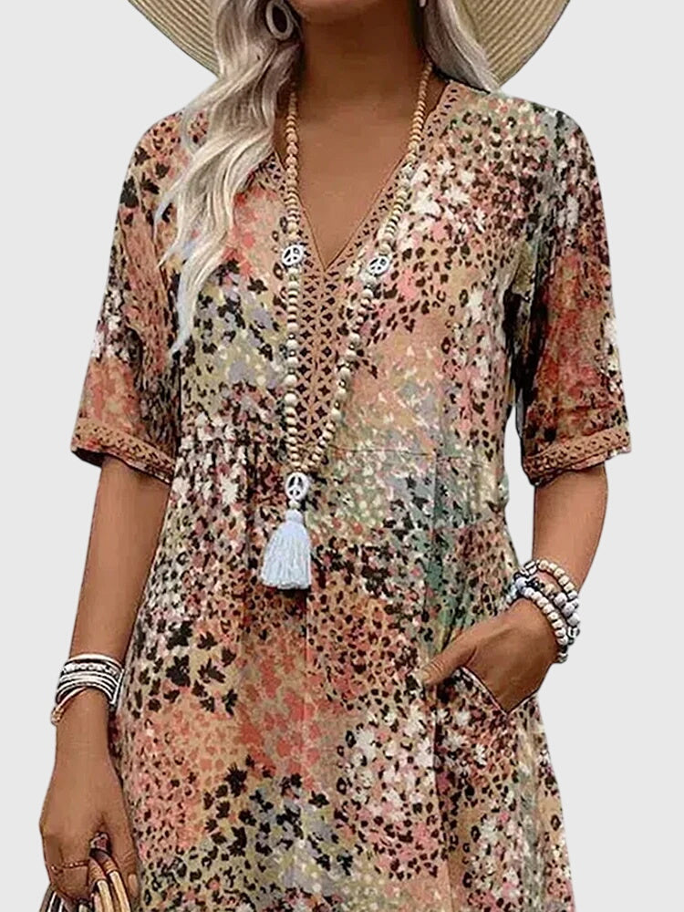 Elegant dam midiklänning med vackert blommönster. Flödande tyg för en sofistikerad look.