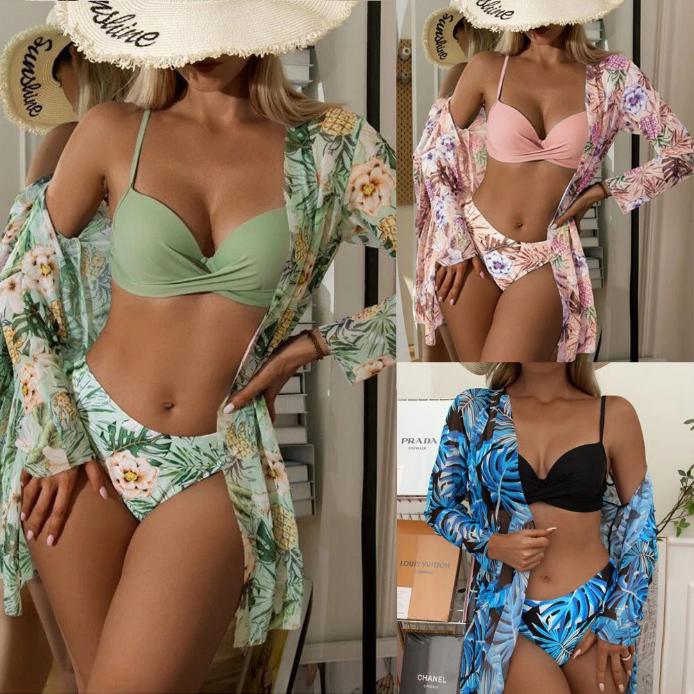 Lös passform strandkimono i blommigt mönster, idealisk för semester och elegant sommarmode.