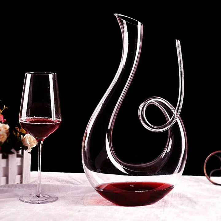 Lyxig blyfri vinkaraff i kristall, fylld med rött vin för en optimal vinupplevelse. Perfekt bartillbehör.