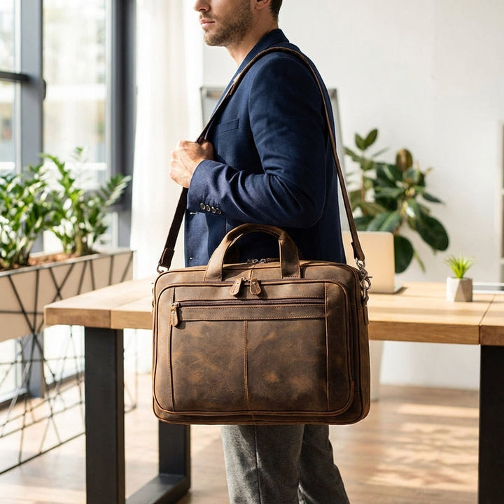 Elegant brun läder laptopväska för 17-tums dator. Professionell businessväska och axelväska för arbetsbruk.