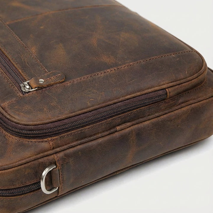 Rymlig brun business laptopväska för 17-tums dator. Perfekt som professionell resväska och datorväska.