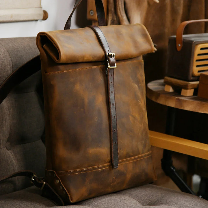 Unisex läderryggsäck för resor och vardag. Praktisk och elegant design, perfekt som laptopväska.
