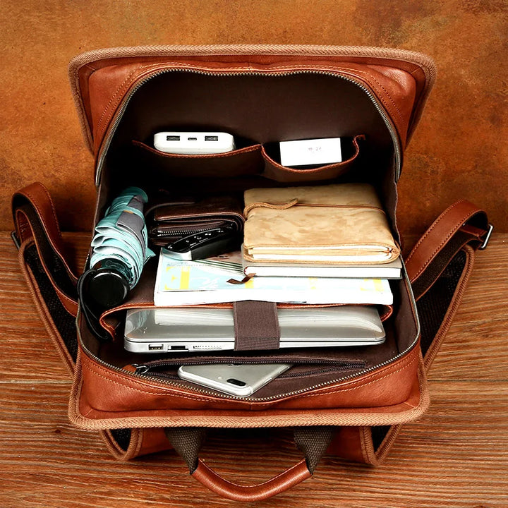 Exklusiv läderryggsäck med laptopfack. En elegant väska för män, perfekt för vardagspendling.