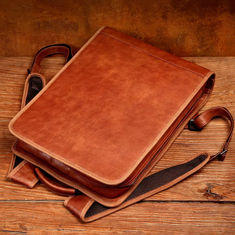 Högkvalitativ läderryggsäck för bärbar dator. Ergonomisk och elegant för arbetsplatsen.
