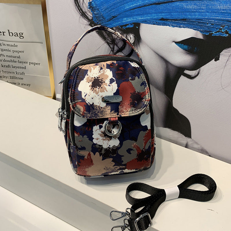 Elegant crossbody-väska för damer i slitstarkt material, justerbar axelrem, praktisk och stilren design.