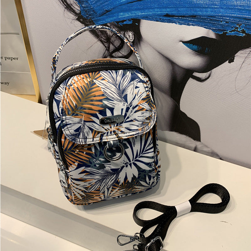 Elegant crossbody-väska för damer i slitstarkt material, justerbar axelrem, praktisk och stilren design.