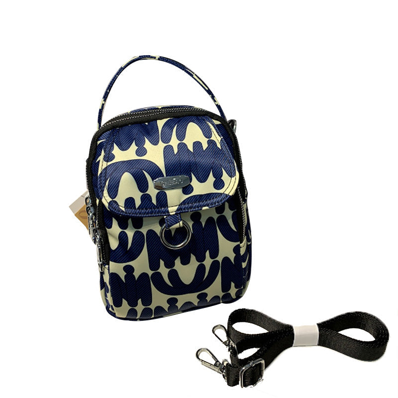 Elegant crossbody-väska för damer i slitstarkt material, justerbar axelrem, praktisk och stilren design.