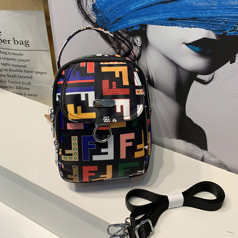 Elegant crossbody-väska för damer i slitstarkt material, justerbar axelrem, praktisk och stilren design.