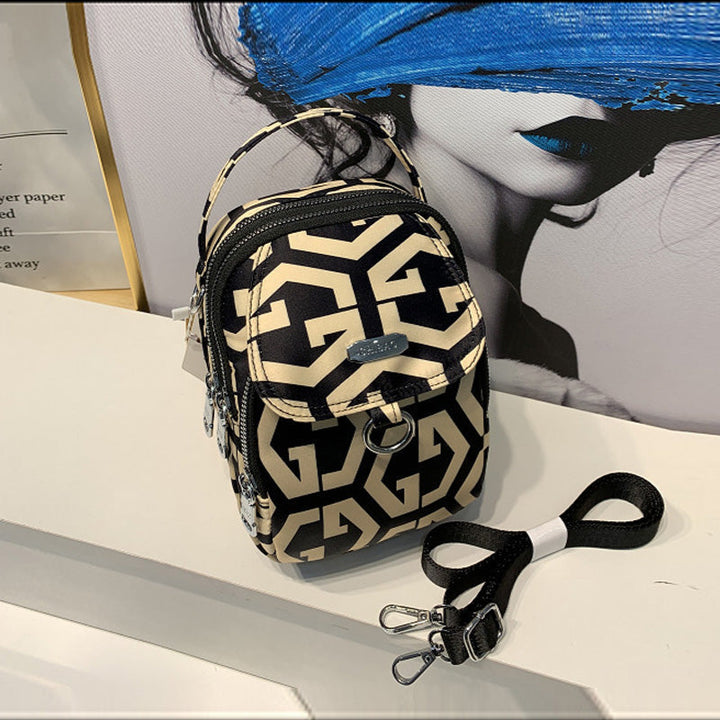 Elegant crossbody-väska för damer i slitstarkt material, justerbar axelrem, praktisk och stilren design.