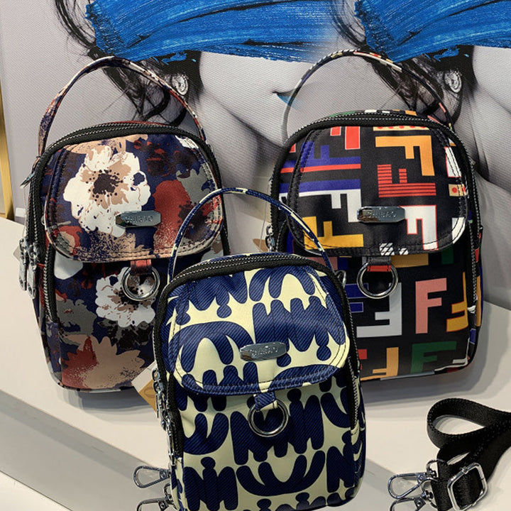 Elegant crossbody-väska för damer i slitstarkt material, justerbar axelrem, praktisk och stilren design.